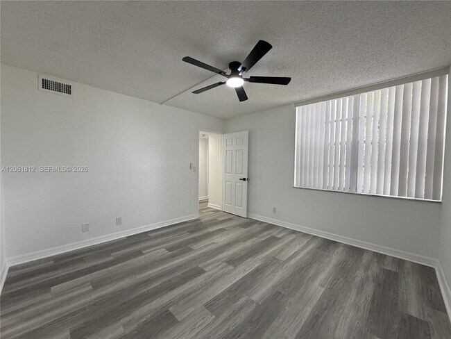 Building Photo - 9440 Live Oak Pl