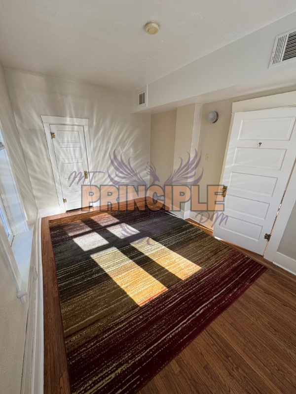 Building Photo - 214 E 3rd St