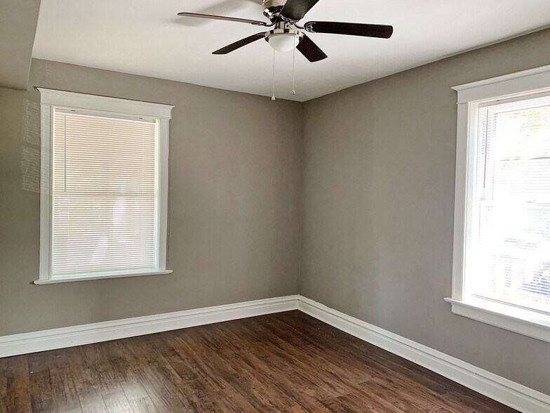 Main bedroom - 5201 Murdoch Ave