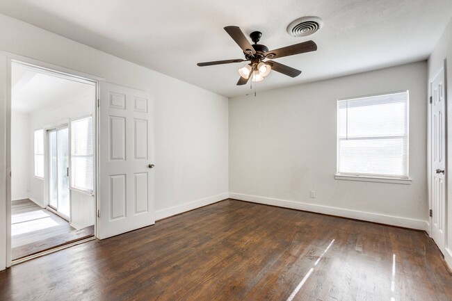 Building Photo - Spacious 4 Bed 2 Bath Home with Stainless Steel Appliacnes