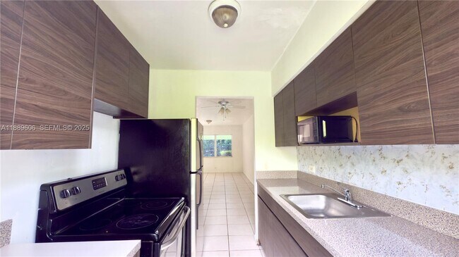 Building Photo - 145 N Shore Dr