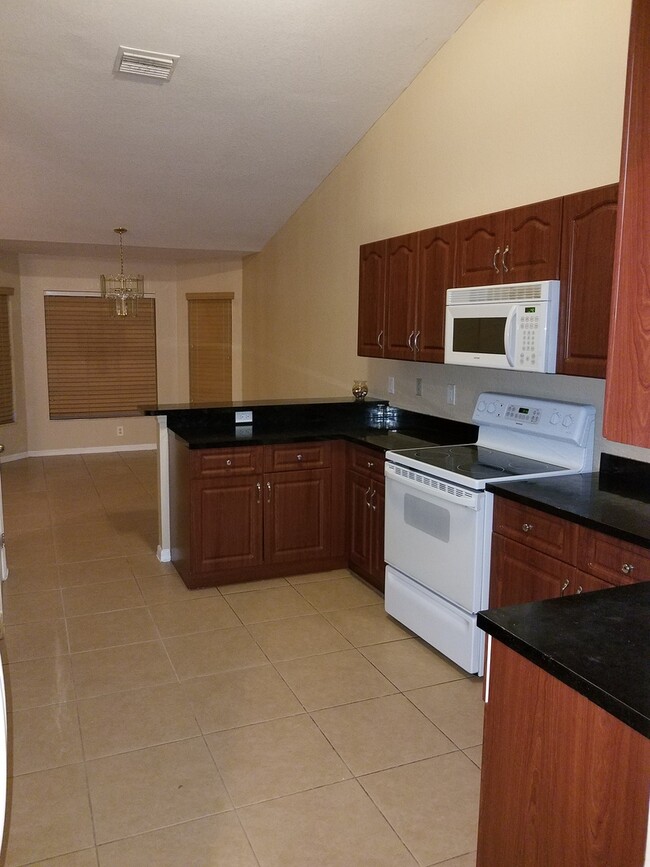 Building Photo - Spacious and Well-Maintained 4-Bedroom Hom...