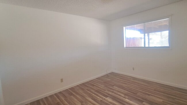 Building Photo - 2 Bedroom with large back yard