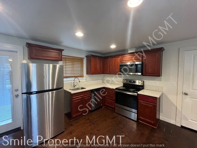 Building Photo - 2 Bedrooms with Garage Parking