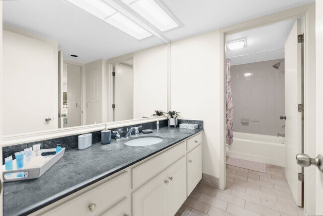 Building Photo - Furnished Resort 2/2 Condo, on Golf Course, Lake Views