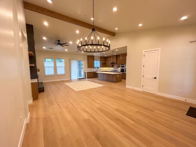 Building Photo - Limited Time Move-In Special! $500 off your first month's rent! 4 Bed 2.5 Bathroom House in Parad...