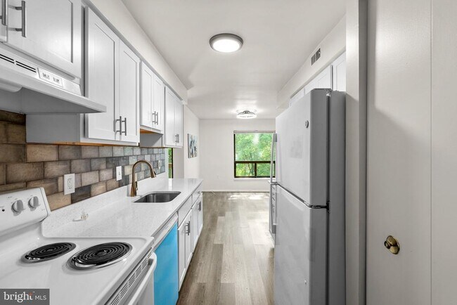 Building Photo - 435 Christopher Ave