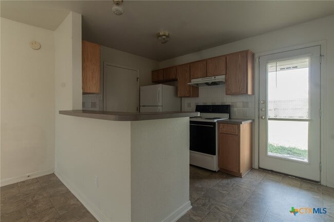 Building Photo - 102 E Robin Ln