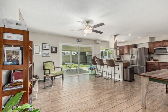 Building Photo - 3741 W Poinsettia Dr