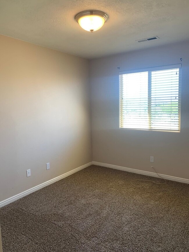 Building Photo - Beautiful Skyhawk Town Home, 1 car garage.