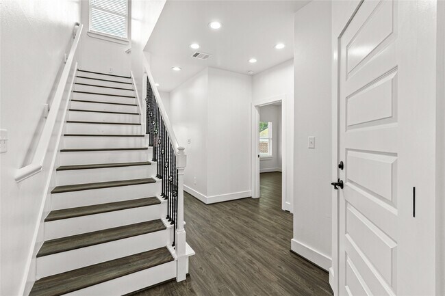 Building Photo - 2204 Hoskins Dr