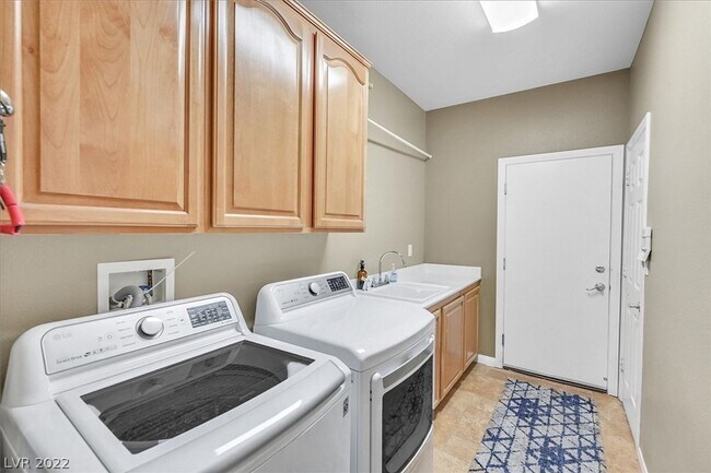 Building Photo - **COMING SOON** UPGRADED 5BD/3.5BA SUMMERLIN HOME W/ POOL!