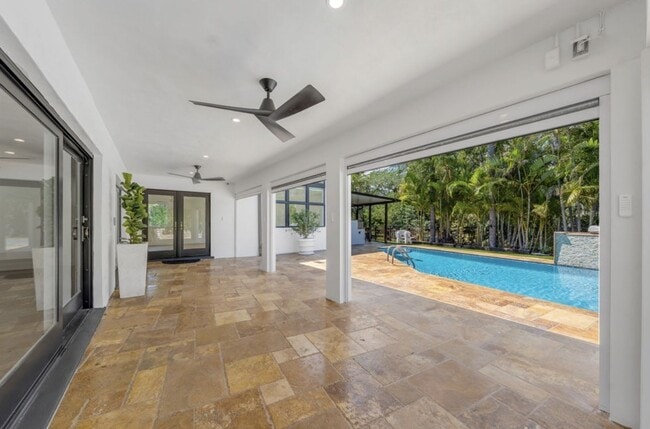 Building Photo - 5120 Carillo St