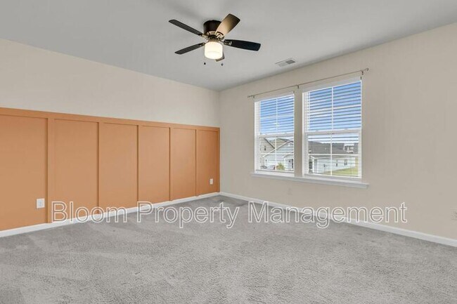 Building Photo - 450 Carrara Dr