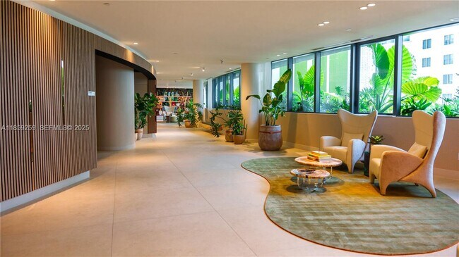 Building Photo - 700 NE 24th St