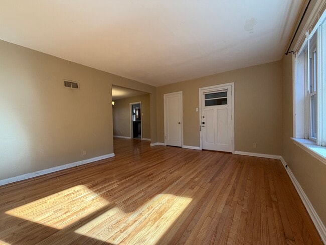 Building Photo - 420 S Hanley Rd