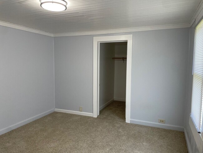 Building Photo - NEWLY RENOVATED 3 BED, 1.5 BATH WITH BONUS...