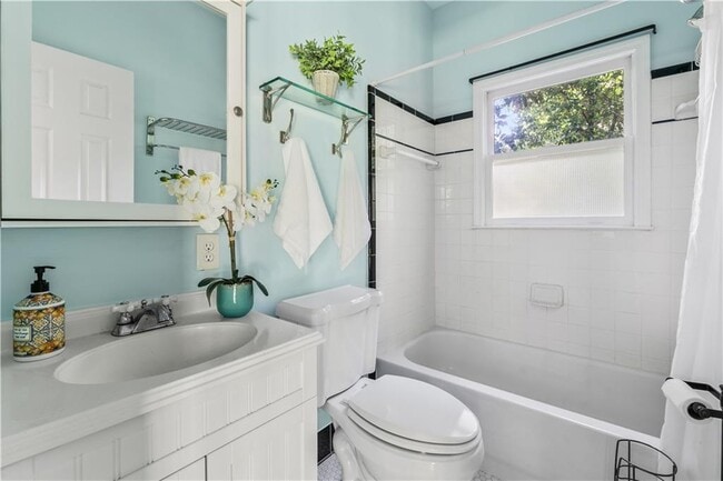 Building Photo - 240 Melrose Ave