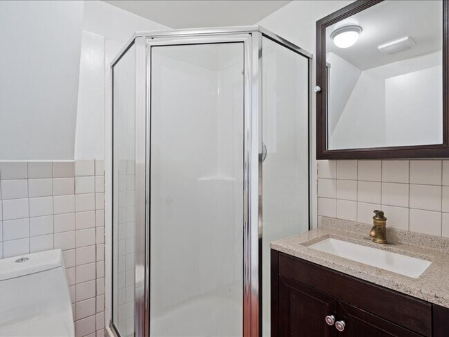 Building Photo - 930 Valley View Dr