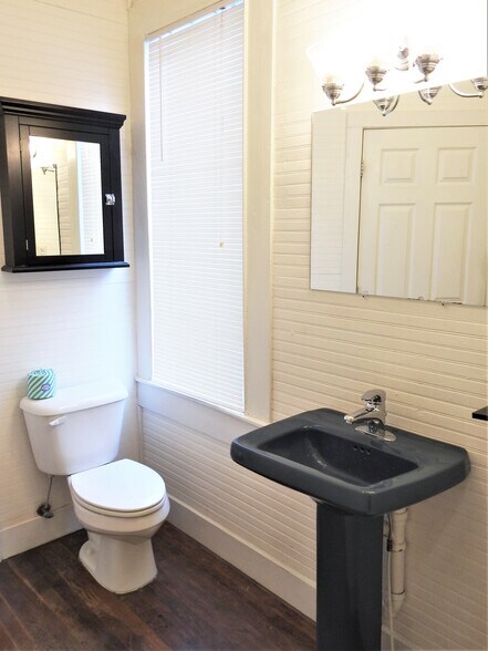 Primary bath with natural light via privacy window. - 3230 PARK AVE