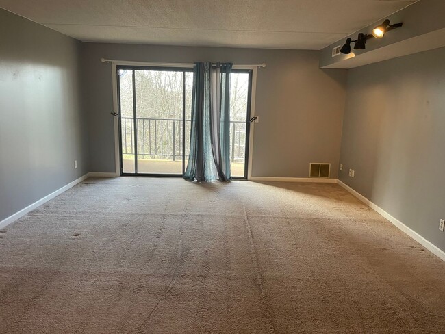 Building Photo - Newly Renovated Condo For Rent in Quaker V...