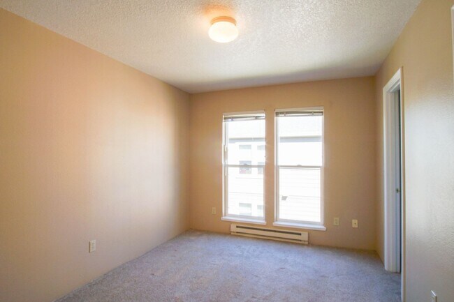 Building Photo - Totally Updated 2-Bed with Vaulted Ceiling...