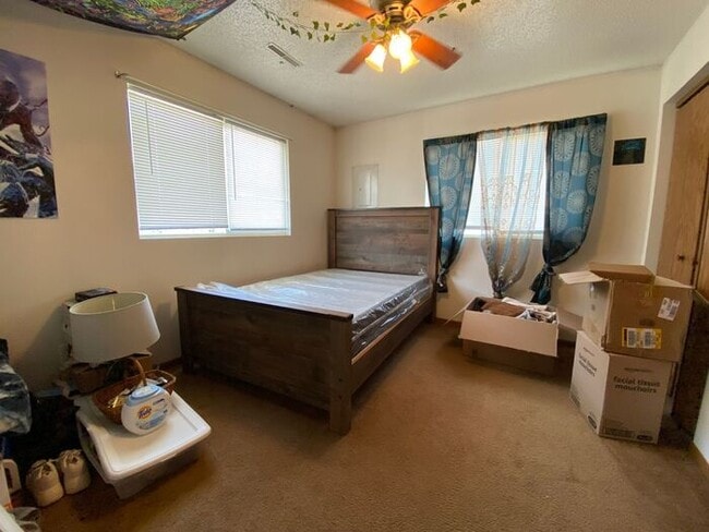 Building Photo - $995 | 2 Bedroom, 1 Bathroom Apartment | N...