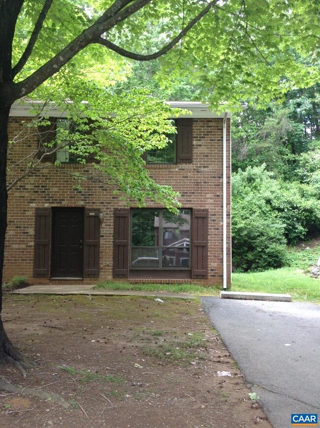 Building Photo - 121 Longwood Dr