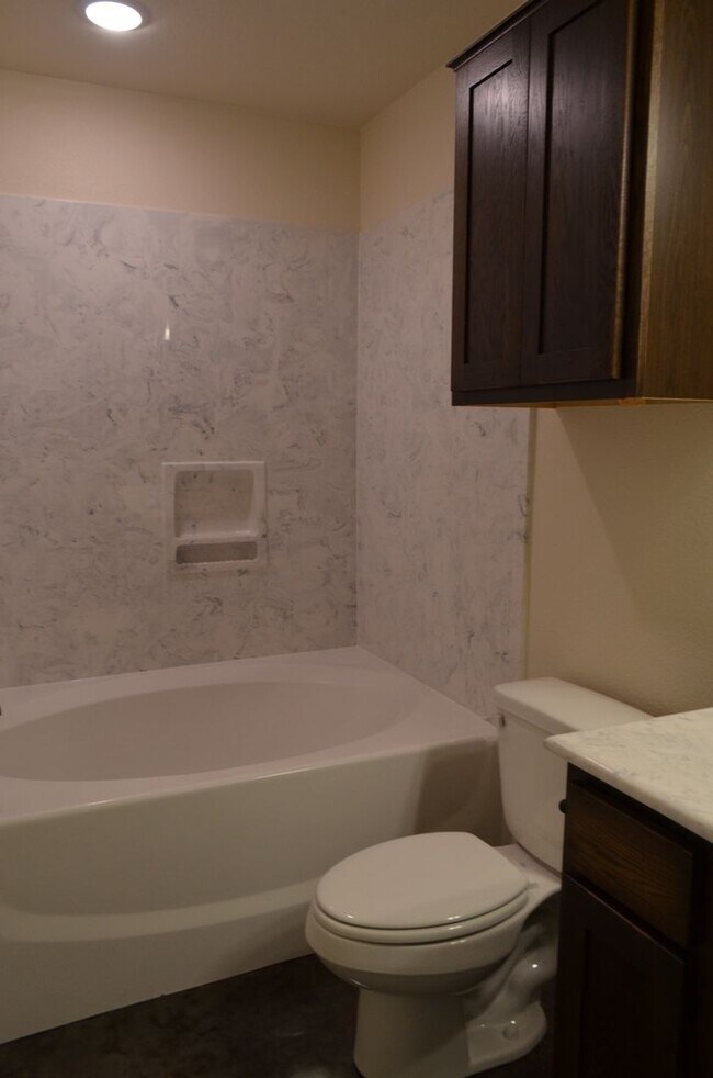 Building Photo - 989 Cline Dr