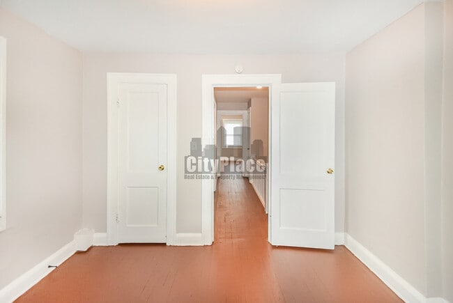 Building Photo - 925 N Gladstone Ave