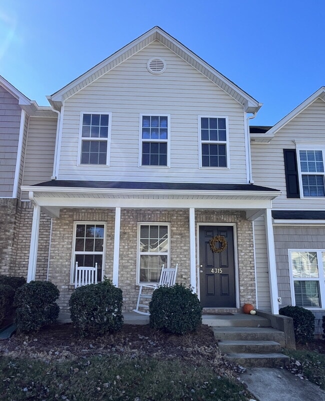 Building Photo - "Charming 2-Bedroom Townhouse Retreat with 2.5 Baths in Kernersville!"