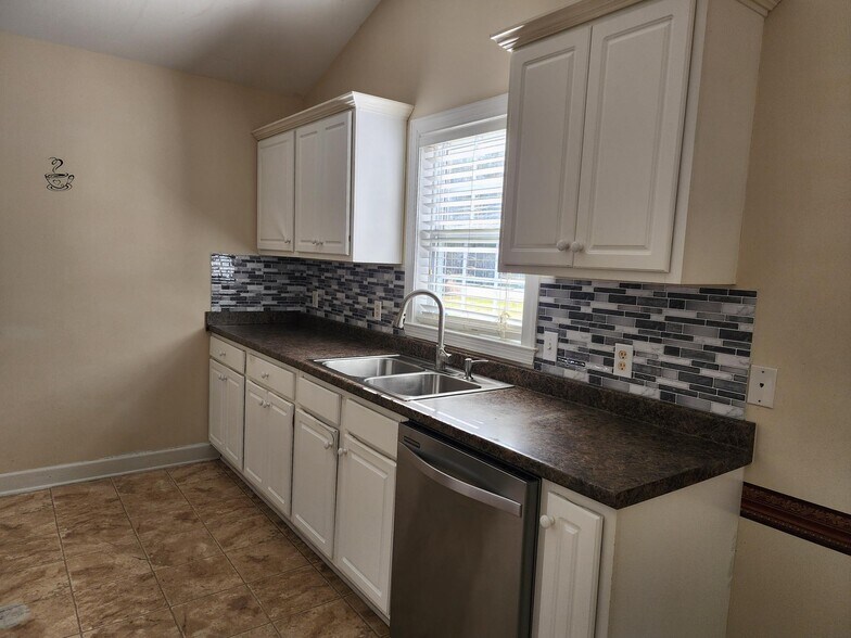 Building Photo - 176 Whispering Oaks Dr