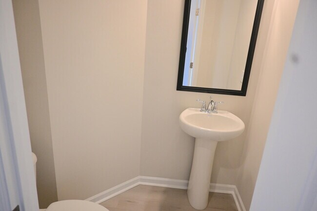 Building Photo - 692 Manitou Cir