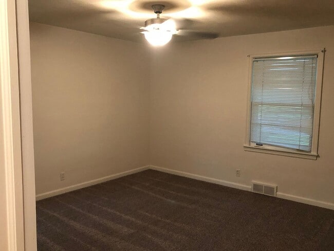 Building Photo - 1202 W Willow Ln