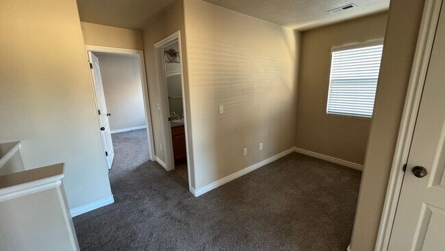Building Photo - 3 bedroom 2.5 bath In Lehi!