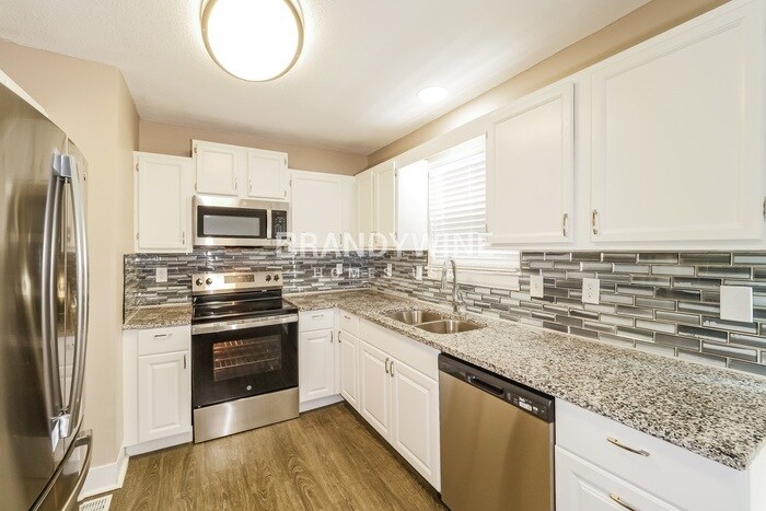 Building Photo - 13707 Bennington Ave