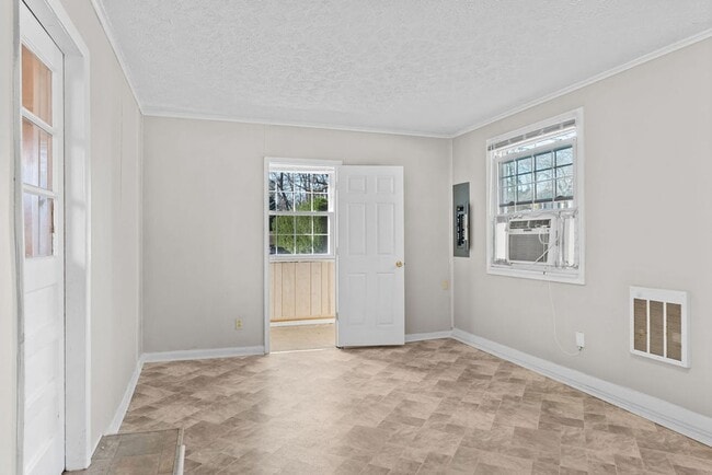 Building Photo - Updated 3bd/2bth home with Remodeled Master Suite & Prime Location!