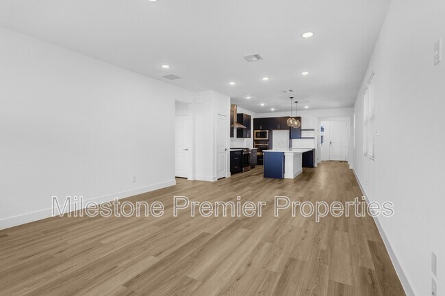 Building Photo - 820 Sunflower Trl