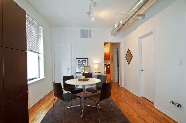 Building Photo - UK Village 2 Bed Duplex. Outdoor Space. Laundry. Separate Dining Room. Free Internet