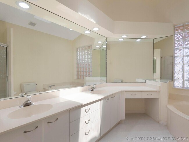 Building Photo - 5279 Brookview Dr