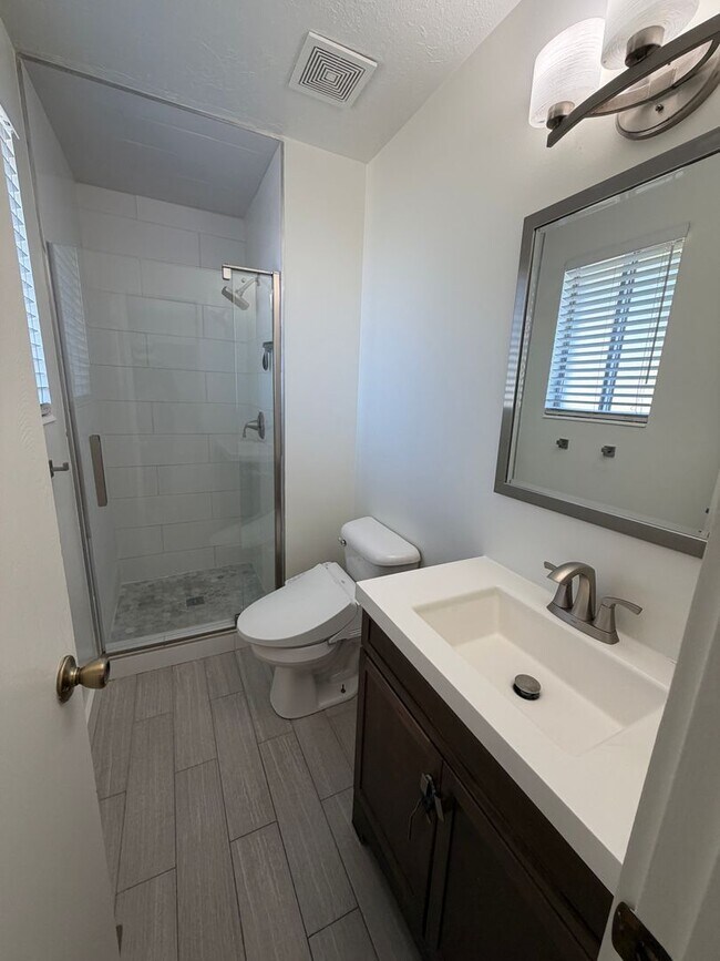 Building Photo - Spacious 4 Bed, 2 Bath Home with Fenced Yard