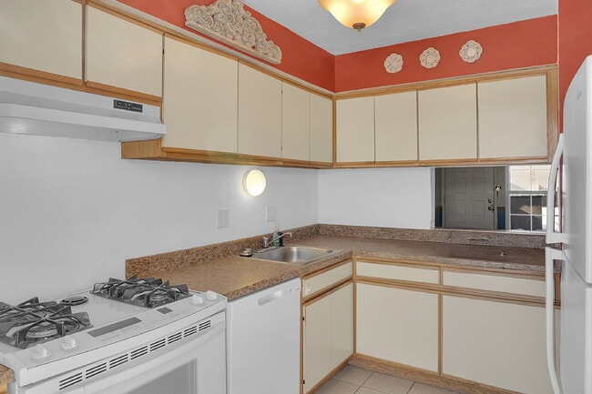 Building Photo - $1,440.95- 2 Bed, 1.5 Bath Townhome in CO Springs with Central AC and All Utilities Included