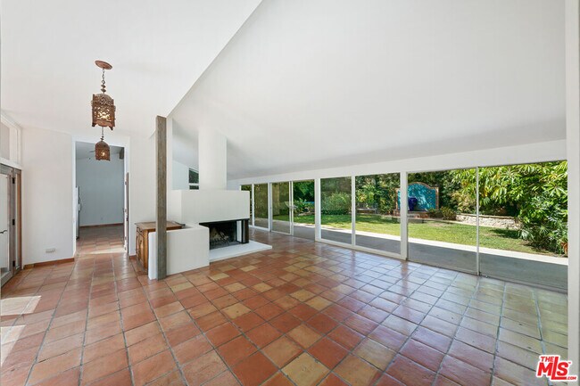 Building Photo - 6328 Frondosa Dr