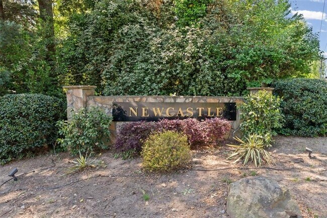 Building Photo - 2420 Castle Ln NE