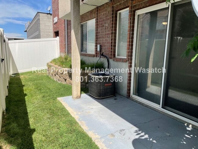 Building Photo - 380 N 500 W