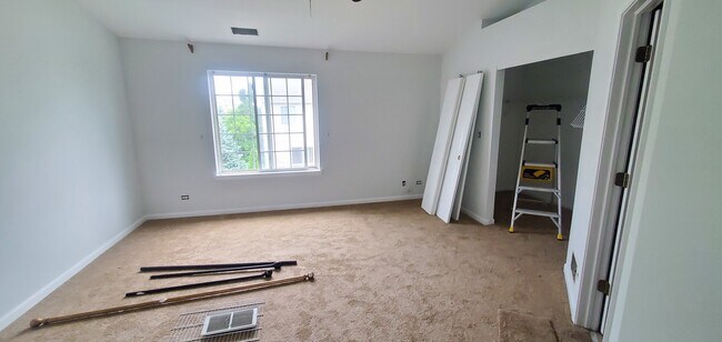 Building Photo - 587 S Parkside Dr