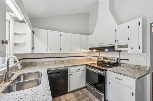Building Photo - 2762 Dresden Dr