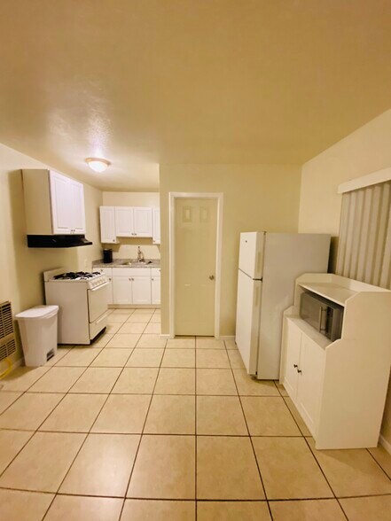 Building Photo - 4014 N Foxdale Ave