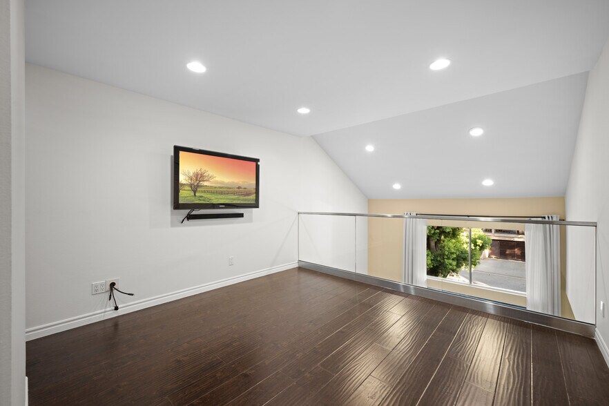 Building Photo - 323 N Jackson St