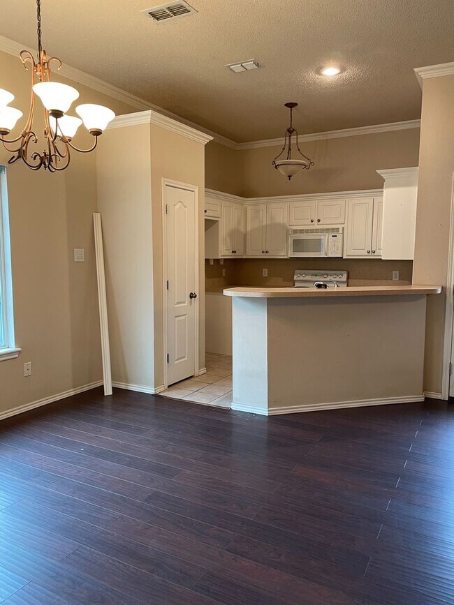 Building Photo - Beautiful Clean Gem Available September!